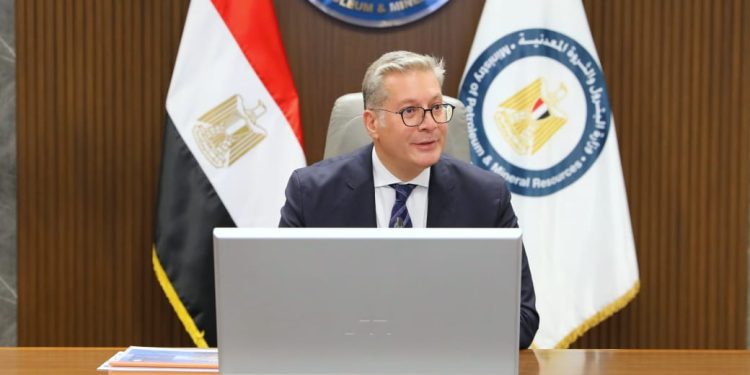 وزير البترول والثروة المعدنية يلتقي مجموعة من كُتاب الرأي وخبراء الاقتصاد والطاقة