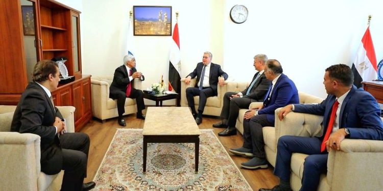 وزير البترول يبحث توطين الصناعة وزيادة الاستثمارات مع الشركة العالمية لصناعة المواسير (IPIC)