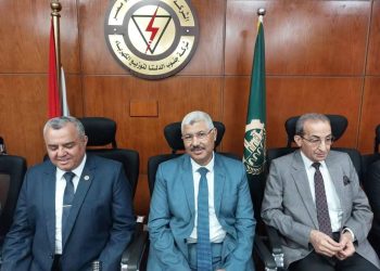 “جنوب الدلتا”للكهرباء تكرم المهندس مصطفى عبد الرحمن لبلوغه السن القانوني للمعاش