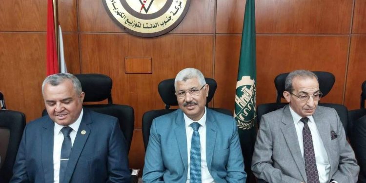 “جنوب الدلتا”للكهرباء تكرم المهندس مصطفى عبد الرحمن لبلوغه السن القانوني للمعاش