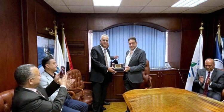 خدمات البترول البحرية PMS تكرم الربان يحيي صقر مدير عام الشئون البحرية لبلوغه سن التقاعد القانوني بعد مسيرة حافلة بالعطاء والإنجازات المتميزة بالشركة