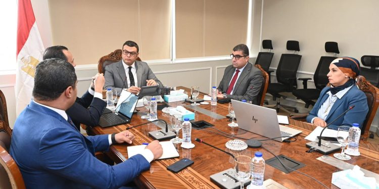وزير الإسكان يُتابع موقف الاستراتيجية الوطنية للعمران الأخضر والمستدام