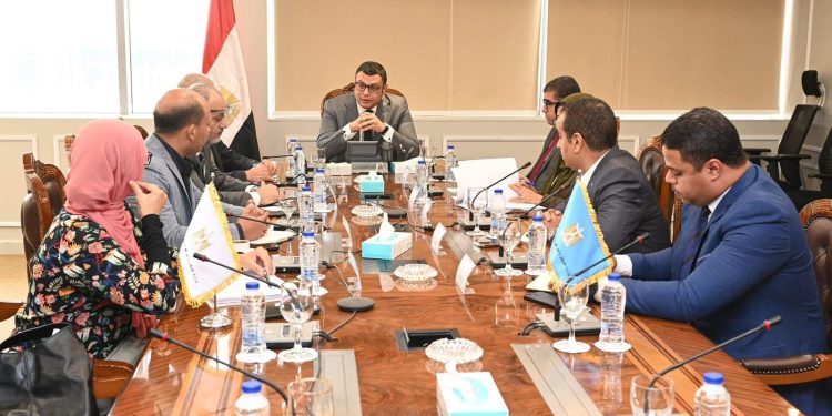 وزير الإسكان يتابع مشروع المماشى السياحية بمدينة الشيخ زايد