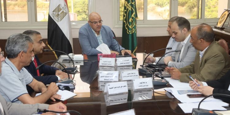 محافظ القليوبية يعقد اجتماعًا موسعًا لمتابعة أعمال تطوير طريق الجمهورية بأبو زعبل وشارع أحمد عرابي بحي غرب شبرا الخيمة