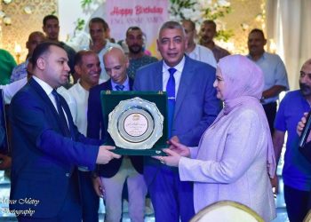“الإسكندرية للكهرباء” تكرم المهندسة أنصاف أمين لبلوغها سن المعاش 