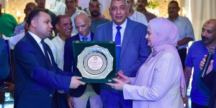 “الإسكندرية للكهرباء” تكرم المهندسة أنصاف أمين لبلوغها سن المعاش 