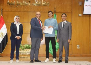 محافظ القليوبية ورئيس جامعة بنها يكرمان 44 طالبا من أوائل الشهادات العامة والأزهرية والفنية لعام 2024 2025