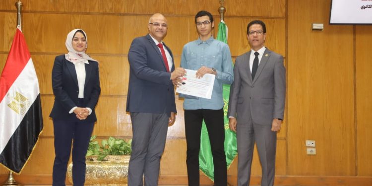 محافظ القليوبية ورئيس جامعة بنها يكرمان 44 طالبا من أوائل الشهادات العامة والأزهرية والفنية لعام 2024 2025