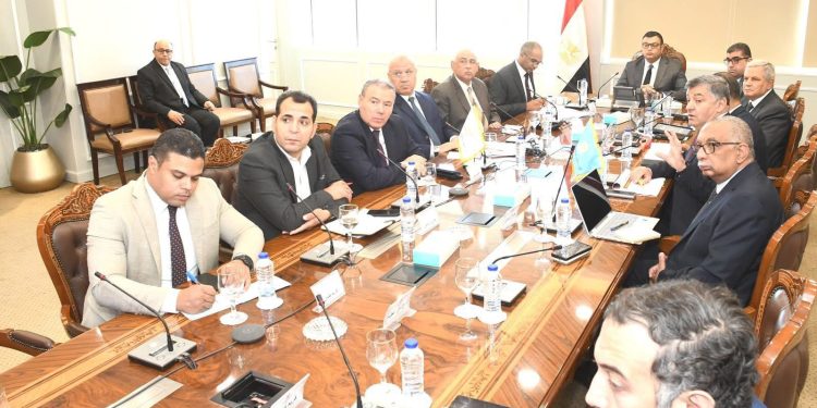وزير الإسكان يتابع موقف مشروعات مياه الشرب والصرف الصحي ضمن المبادرة الرئاسية “حياة كريمة” بمحافظة المنيا