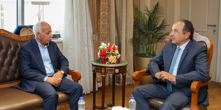 وزير قطاع الأعمال خلال لقاؤه برئيس اتحاد نقابات عمال مصر: العامل شريك أساسي في التنمية.. ونحرص على توفير بيئة عمل عادلة وآمنة