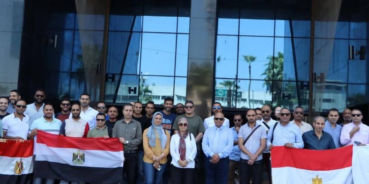 العاملون بشركة ويبكو للبترول يتوافدون علي اللجان الإنتخابية للإدلاء بأصواتهم في انتخابات مجلس الشيوخ 2025