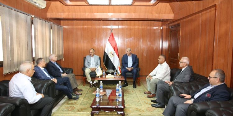 في مستهل زيارته لشركة طنطا للكتان والزيوت.. وزير قطاع الأعمال يلتقي محافظ الغربية وأعضاء مجلس النواب