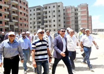 وزير الإسكان يتفقد وحدات المبادرة الرئاسية “سكن لكل المصريين” والطرق بمدينة برج العرب الجديدة