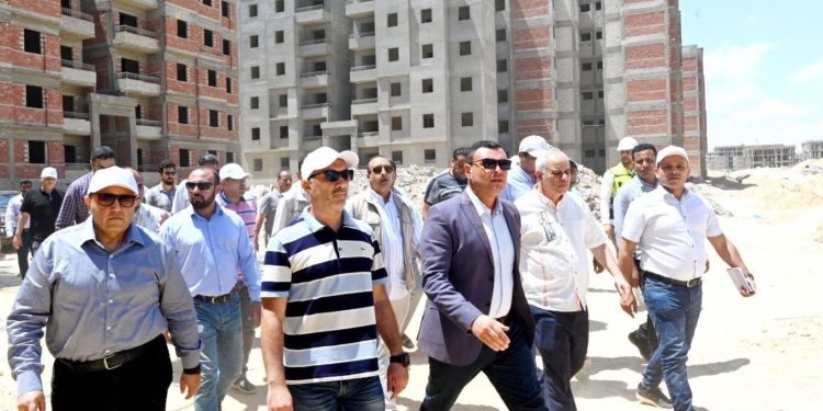 وزير الإسكان يتفقد وحدات المبادرة الرئاسية “سكن لكل المصريين” والطرق بمدينة برج العرب الجديدة