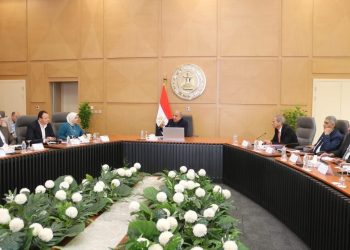 وزير الكهرباء يجتمع برؤساء شركات الإنتاج والنقل والتوزيع لمتابعة استقرار التغذية