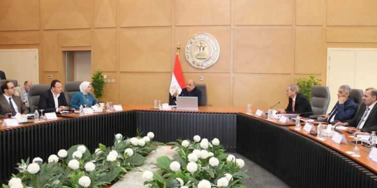 وزير الكهرباء يجتمع برؤساء شركات الإنتاج والنقل والتوزيع لمتابعة استقرار التغذية