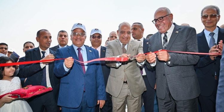 وزير الكهرباء يشهد افتتاح خط إنتاج أبراج كهرباء الجهد العالي والفائق بمصنع الطائرات
