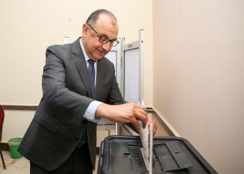 وزير قطاع الأعمال يُدلي بصوته في انتخابات مجلس الشيوخ بالتجمع الخامس
