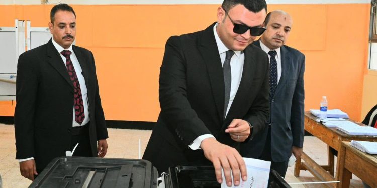 وزير الإسكان يدلي بصوته بانتخابات مجلس الشيوخ