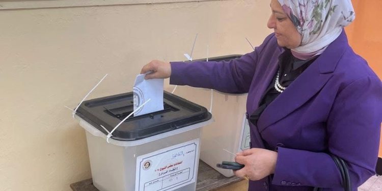 نائب وزير الكهرباء تدلى بصوتها فى انتخابات مجلس الشيوخ