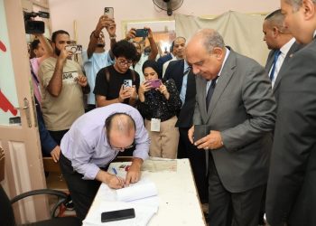 وزير الكهرباء يدلي بصوته في انتخابات “الشيوخ” أمام المركز الانتخابي بمدرسة المنارة بمدينة نصر