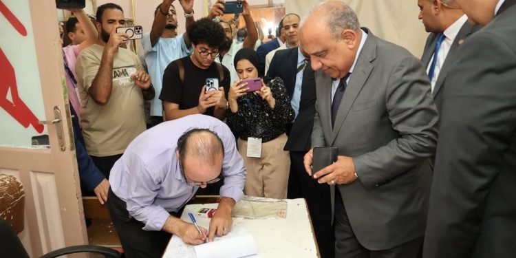 وزير الكهرباء يدلي بصوته في انتخابات “الشيوخ” أمام المركز الانتخابي بمدرسة المنارة بمدينة نصر