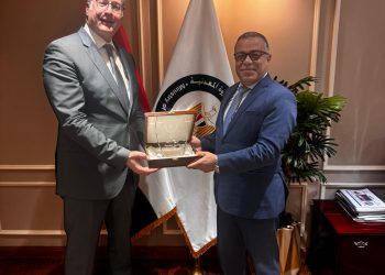 وزير البترول يتقدم بالشكر والتقدير للمحاسب أشرف قطب تقديراً لجهوده المخلصة خلال فترة عمله بالقطاع