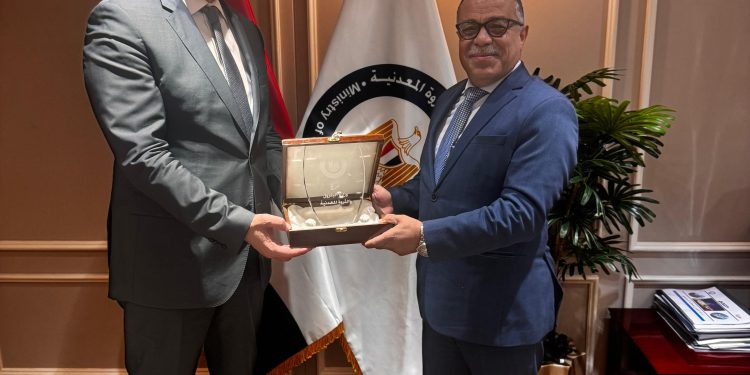 وزير البترول يتقدم بالشكر والتقدير للمحاسب أشرف قطب تقديراً لجهوده المخلصة خلال فترة عمله بالقطاع