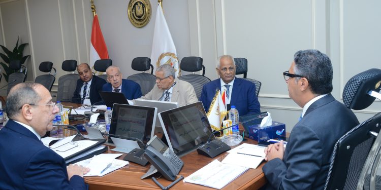وزير التموين يجتمع مع رؤساء مجالس إدارات شركات المطاحن لمتابعة انتظام منظومة الطحن