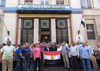 حشد كبير من العاملين بشركة الإسكندرية للتوزيع يتقدمهم المهندس ايهاب الفقى للإدلاء بأصواتهم فى انتخابات مجلس الشيوخ