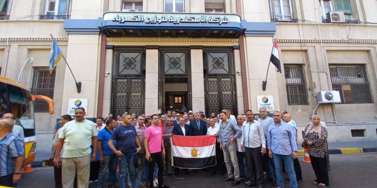 حشد كبير من العاملين بشركة الإسكندرية للتوزيع يتقدمهم المهندس ايهاب الفقى للإدلاء بأصواتهم فى انتخابات مجلس الشيوخ