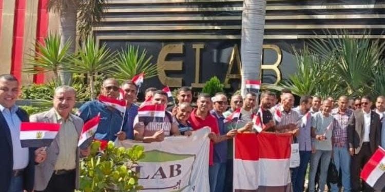  العاملون بشركة إيلاب يتوافدون على اللجان الإنتخابية للإدلاء بأصواتهم في انتخابات مجلس الشيوخ