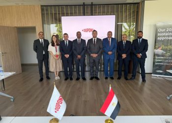 وزير الإسكان يصل مدينة برشلونة الإسبانية ويلتقي مسئولي شركتي (DUPONT) و(IETOS)