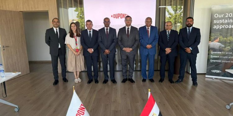 وزير الإسكان يصل مدينة برشلونة الإسبانية ويلتقي مسئولي شركتي (DUPONT) و(IETOS)