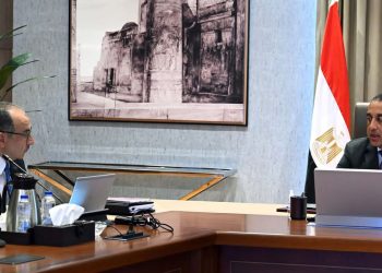 رئيس الوزراء يتابع مع وزير قطاع الأعمال الموقف التنفيذي لمشروع تطوير صناعة الغزل والنسيج