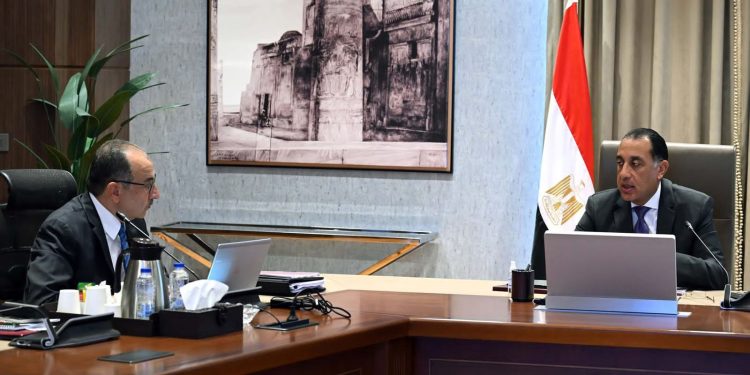 رئيس الوزراء يتابع مع وزير قطاع الأعمال الموقف التنفيذي لمشروع تطوير صناعة الغزل والنسيج
