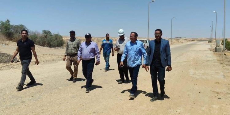 معاينة موقع محطة محولات “الخارجة الجديدة” لتعزيز شبكة الكهرباء في الوادي الجديد