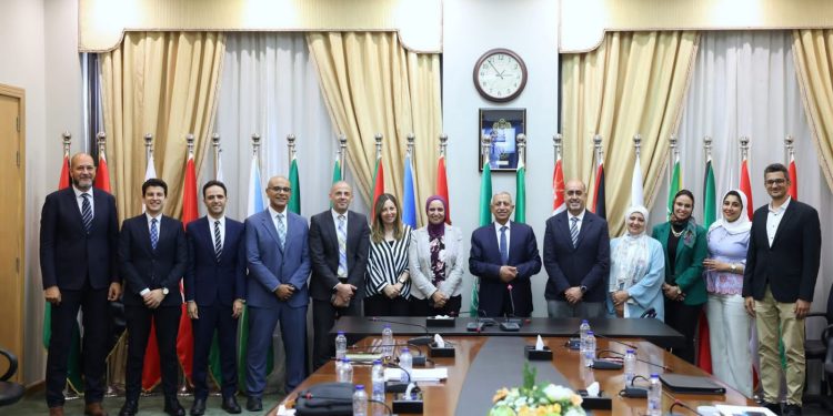 رئيس الأكاديمية العربية يكرم لجنة تصنيف ويبوميتركس على جهودها المتميزة