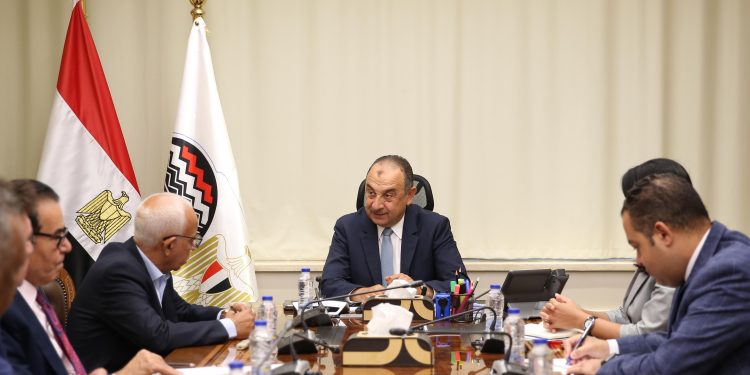 وزير قطاع الأعمال يعقد لقاء مع ممثلي الاتحاد العام لنقابات عمال مصر بالشركات القابضة التابعة للوزارة