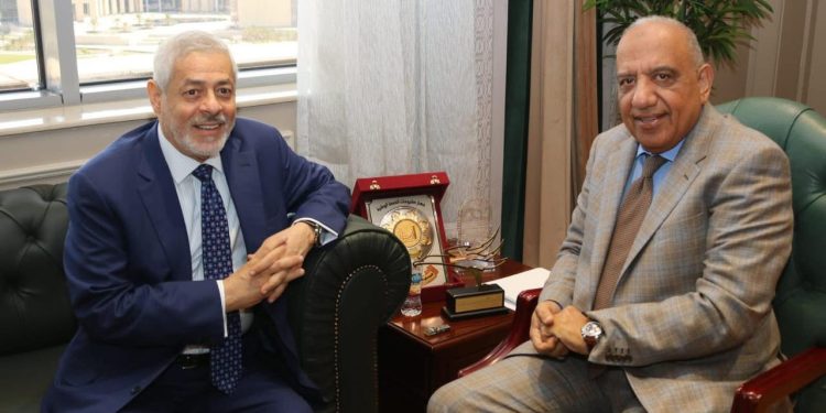 وزير الكهرباء يبحث مع “اميا باور” الإماراتية تنفيذ مشروعات شمسية بقدرة 1000 ميجاوات