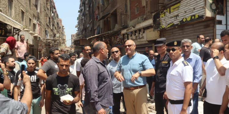 محافظ القليوبية فى الشارع يتابع حريق بمحل ماكولات بميدان المؤسسه بشبرا الخيمة
