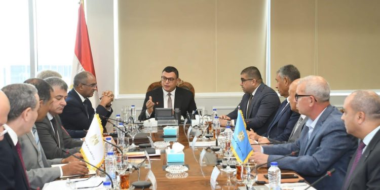 وزير الإسكان يتابع موقف التغذية الكهربائية لمحطات مياه الشرب والصرف الصحي بالمدن الجديدة والمحافظات