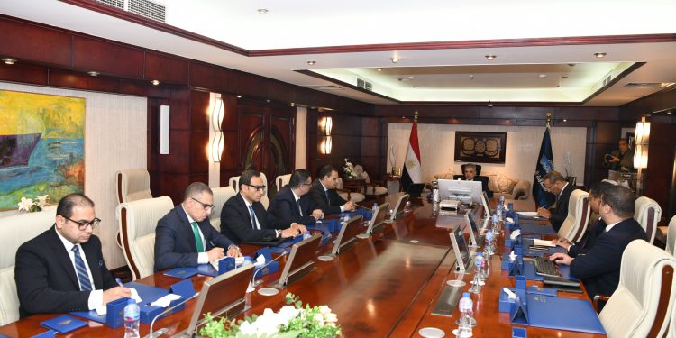 الفريق أسامة ربيع يلتقي رئيس التمثيل التجاري المصري لبحث سبل التعاون المشترك في مجال التسويق الخارجي