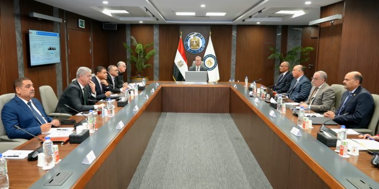 وزير البترول يتابع مشروع مجمع البحر الأحمر للبتروكيماويات باستثمارات مصرية خالصة