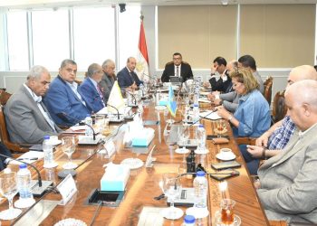 وزير الإسكان يعقد اجتماعا مع الشركات المتفذة لمشروع حدائق تلال الفسطاط