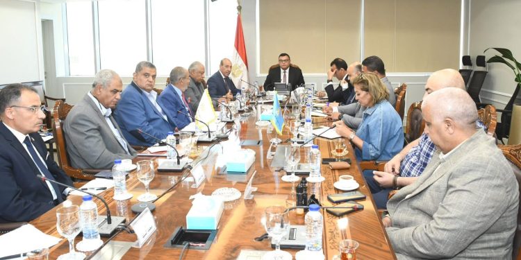 وزير الإسكان يعقد اجتماعا مع الشركات المتفذة لمشروع حدائق تلال الفسطاط