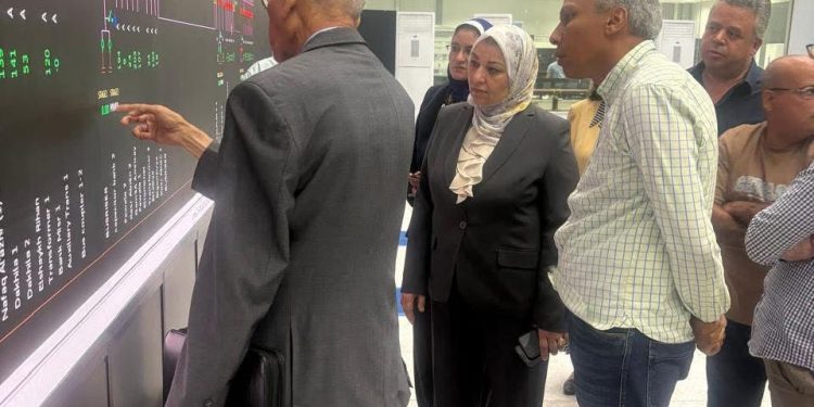 نائب وزير الكهرباء والطاقة المتجددة تتفقد مركز التحكم الاقليمي القاهرة لمتابعة المشروعات