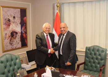 وزير الكهرباء يلتقي رئيس مجموعة “كوبولوزيس اليونانية “لبحث مستجدات تنفيذ مشروع الربط الكهربائي بين مصر واليونان