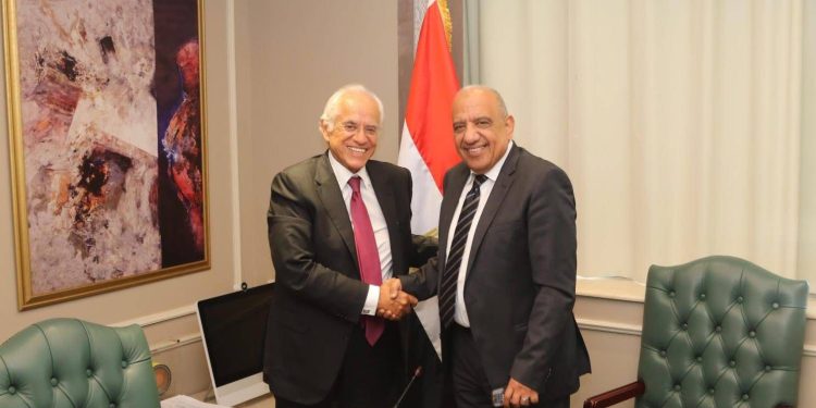 وزير الكهرباء يلتقي رئيس مجموعة “كوبولوزيس اليونانية “لبحث مستجدات تنفيذ مشروع الربط الكهربائي بين مصر واليونان