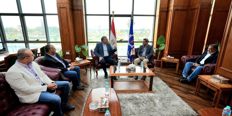وزير البترول يلتقي محافظ السويس في مستهل زيارته للمحافظة